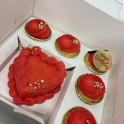 4” Cake + 5 Cupcakes