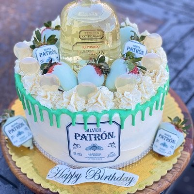 💚🤍Custom liquor Cake W/ Strawberry 🤍💚