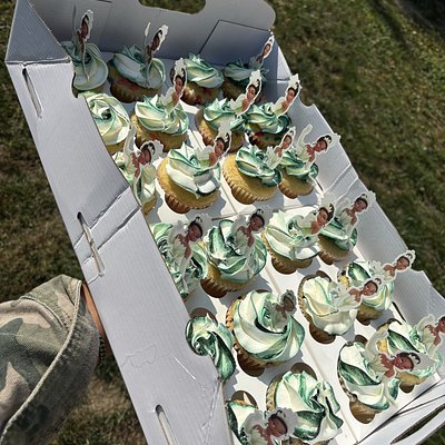 Basic Swirl With Toppers Cupcakes 