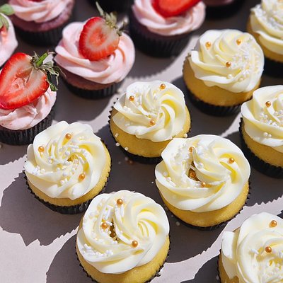 Wedding Cake Cupcakes (6-Pack)