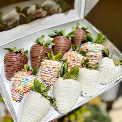 Chocolate Dipped Strawberries 12 Ct. 