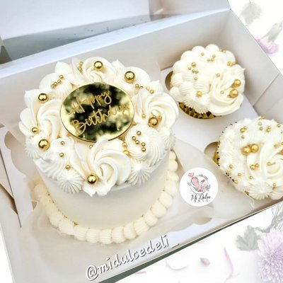 Bento Cake With Two Cupcakes
