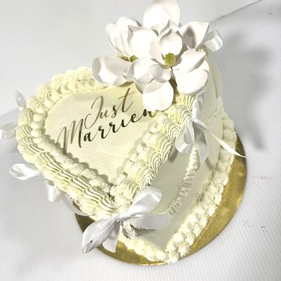 8in Heart cake (Feeds 20)