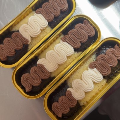 Chocolate And Vanilla Mini Cakes 