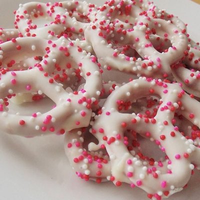 Simple Chocolate Pretzel Shape