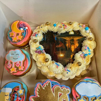 Bento Box (5 Cupcakes & 6in Heart Or Circle Cake)