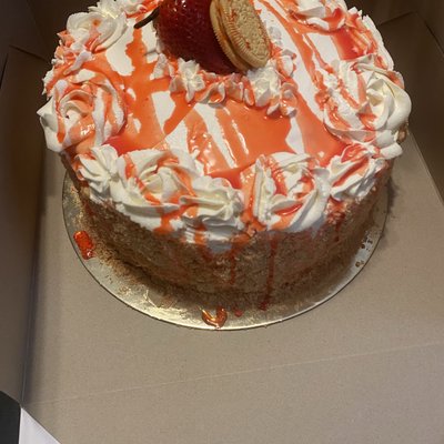 Strawberry Crunch Cake🍓