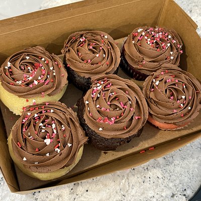 Vanilla Cupcake With Chocolate Buttercream 