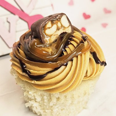 Caramel Snickers Cupcakes 