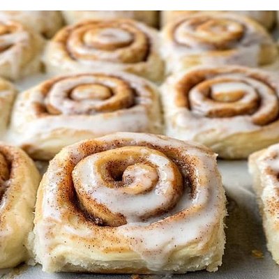 Cinnamon rolls 6 For 15$ Or 12 For 25$
