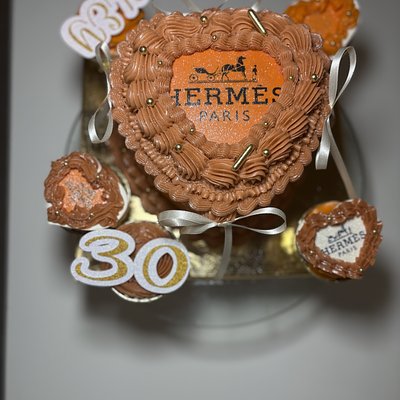 Bento Box ( 6in 2 Layer Kake+ 5 Kupkakes 