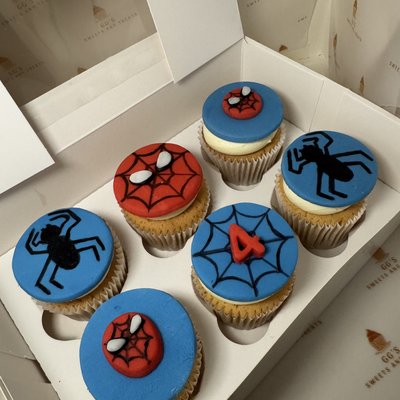 Fondant Toppers Cupcakes (Box of 4)