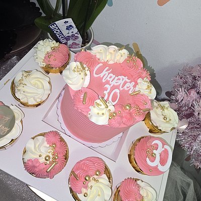 Bento 5in Cake/ 8 Cupcakes 