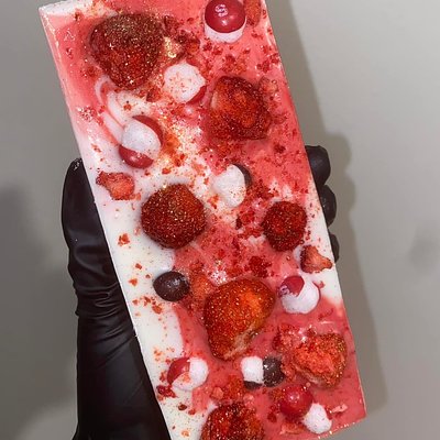 Freeze Dried Skittle & Strawberry Chocolate Bar