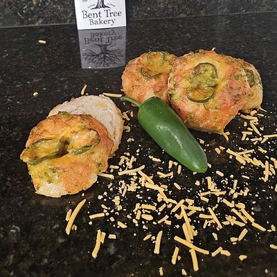 Sourdough Bagels With Jalapenos And Cheddar Cheese Bakers Dozen (13)