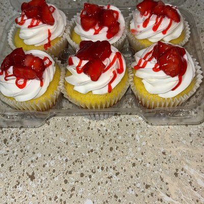 4ct🍓 Strawberry Shortcake Cupcakes 🧁 