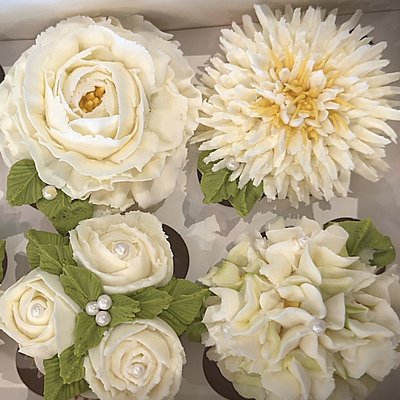 🌼 4 Standard Size Floral Cupcakes