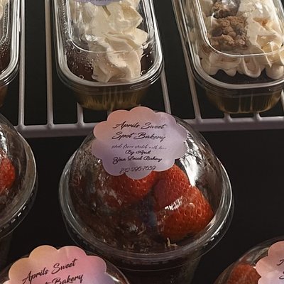 Dubai Strawberry Cups