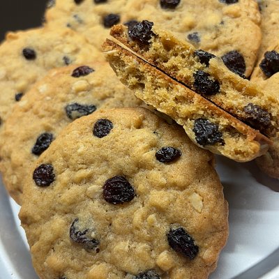 6 Oatmeal Raisin Cookies