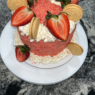 Strawberry Crunch Cake 🍰 