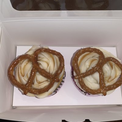 Salted Caramel Pretzel Cupcakes 