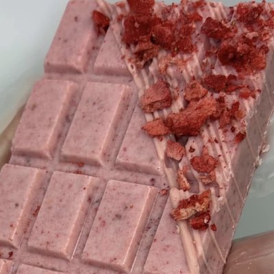 Small Strawberry Crunch Dubai Bar 