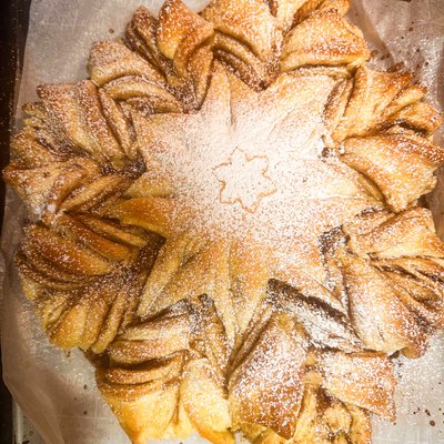 Cinnamon Roll Pull-Apart Snowflake