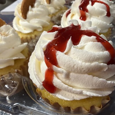 Lemon With Strawberry Cupcakes Per Dozen 