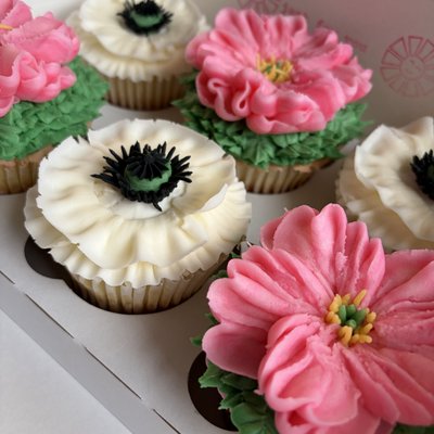 6 Boxed Floral Cupcakes 🌹🌻🌸