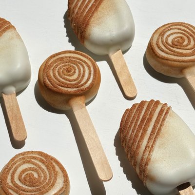 Cinnamon Roll Cake Pops