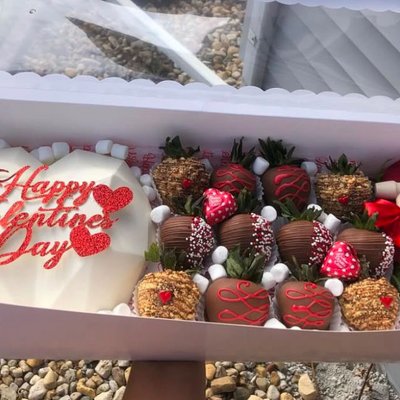 Breakable Heart+ 12 Strawberries+ Roses 