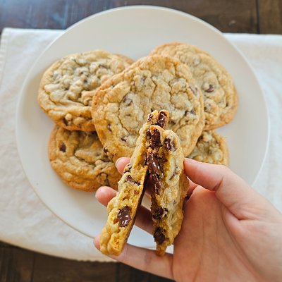 Oversized Chocolate Chip Cookies (4 Pack) 