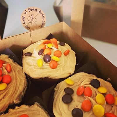 8 Regular Chocolate Reese’s Cupcakes With Peanut Butter Cream Filling 