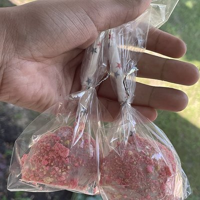 Strawberry Crunch Cake Pops 🍃