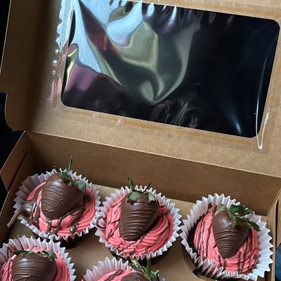 Chocolate Covered Strawberry Cupcake 1 Dozen (12)