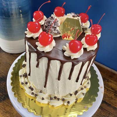 Holy Moly Cannoli Cake