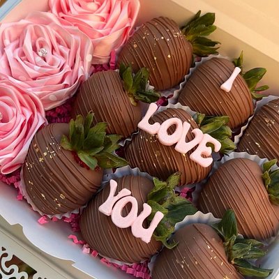 “I Love You” Strawberry Box w/ Three Eternal Roses