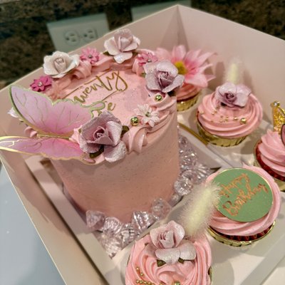 Luxe Bento Box With 5 Cupcakes 