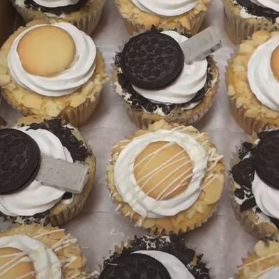 Mixed Flavor Cupcakes With Filling 