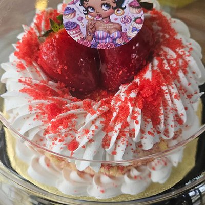 6 inch 2 Layers Strawberry Shortcake Crunch 