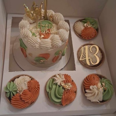 4 Inch  Custom Bento Box With 5 Cupcakes 