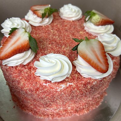 Strawberry Crunch cake 