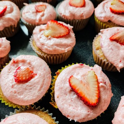 Yellow Cupcakes With Strawberry Buttercream 