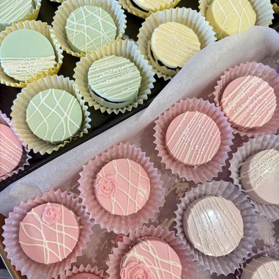 Colored White Chocolate-Covered Oreos 