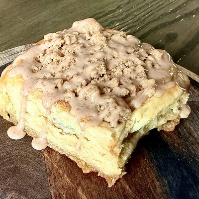 Apple Pie Cinnamon Rolls w/ Crumble Topping & Apple Pie Spice Icing (4-Pack)