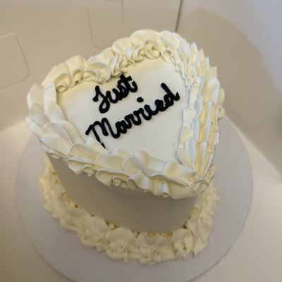 Small Cutting Cake For WEDDING: BRIDE & GROOM ONLY! Comes As Shown :) 