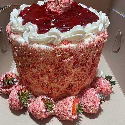 Starwberry Chrunch Cake (8 Inch)