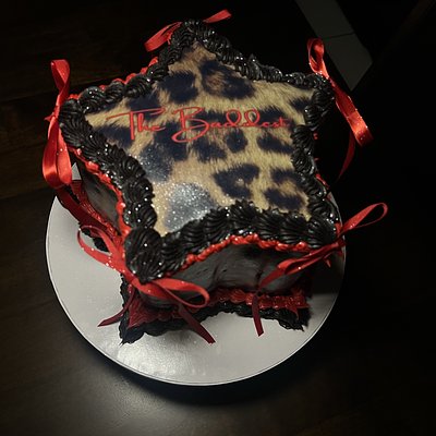 6 - 8 IN STAR CAKE WITH EDIBLE IMAGES 