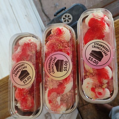 Strawberry Crunch Cake 