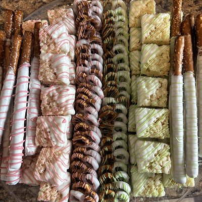 Party Tray ( Chocolate Covered Strawberries ,Pretzels,Rice Crispies) Feeds 12